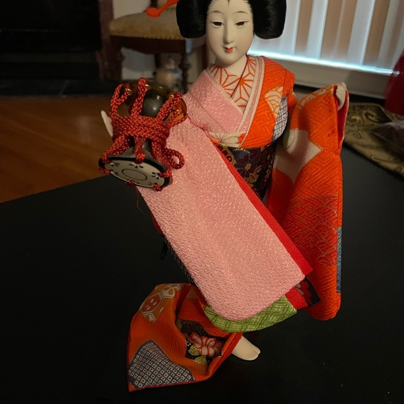 Vintage Geisha Girl in traditional Clothing - Picture 2 of 7